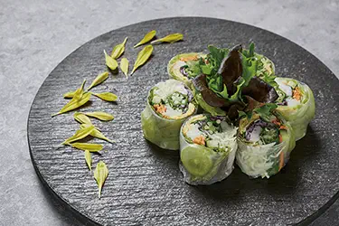 日本の季節の食材と伝統的なタイ料理が出会ったモダンスタイルのタイ料理の一品