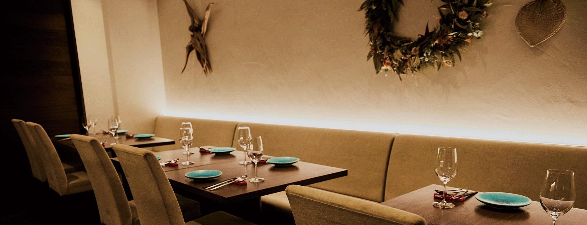 4人席が3つある店内内観